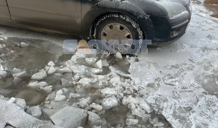 На улице Подбельского машины оказались в ледяной ловушке из-за порыва трубы в Шахтах