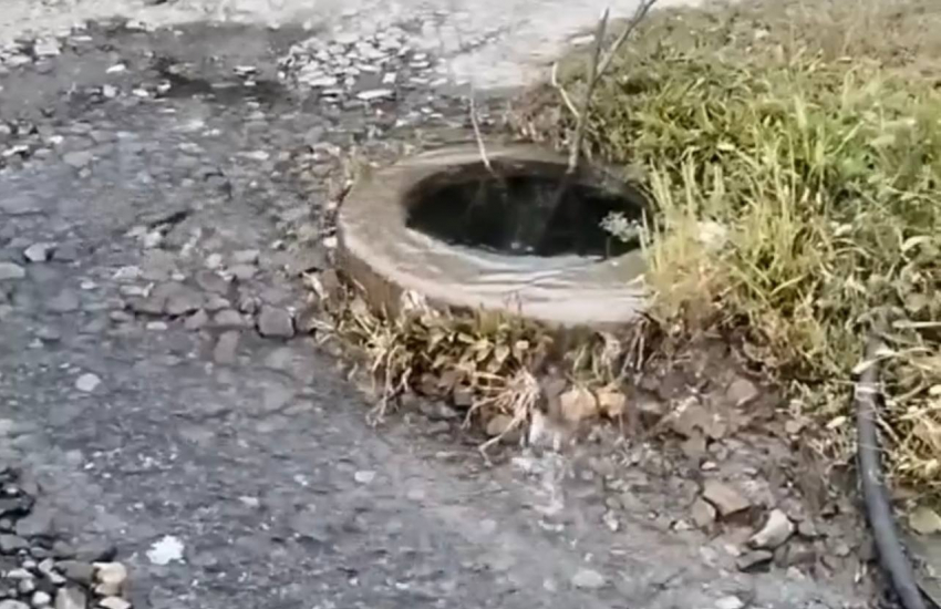 Прорыв трубы беспокоит жителей на пересечении улиц Шевченко и Крестьянской в Шахтах