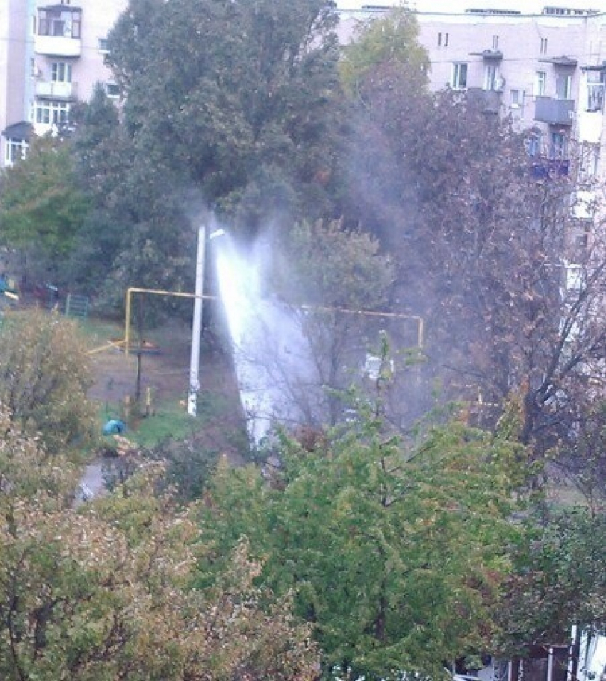 В поселке ХБК в Шахтах второй день бьет фонтан из лопнувшей трубы