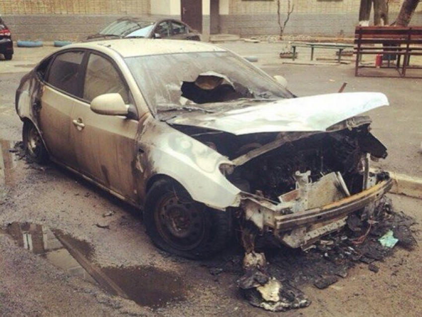 В Шахтах на ХБК сгорел автомобиль