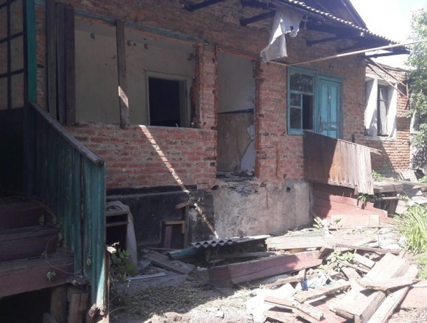 Сгоревший барак на улице Думенко в Шахтах превращается в свалку и пристанище наркоманов 