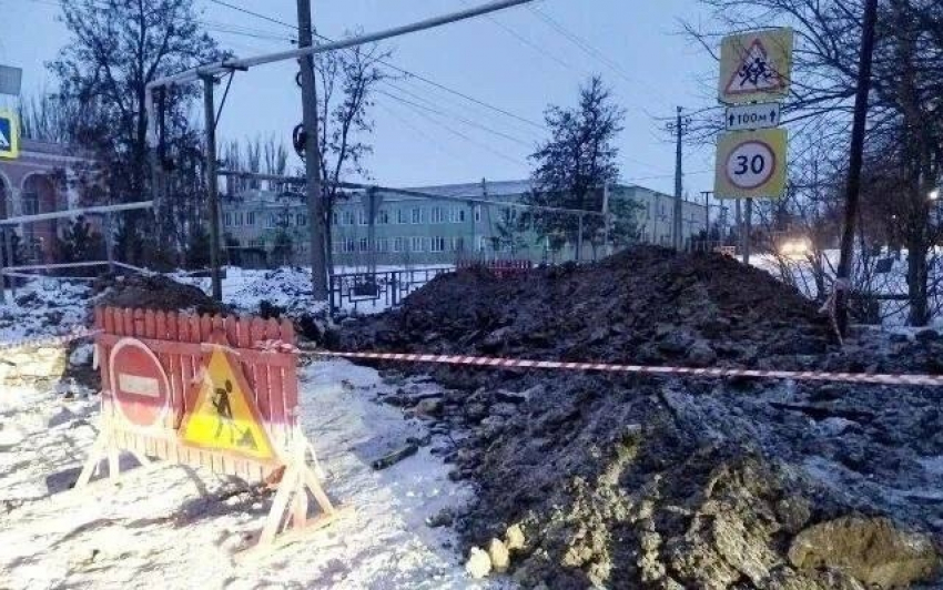 Перекрыли поворот у школы №8 из-за аварийных работ в Шахтах 