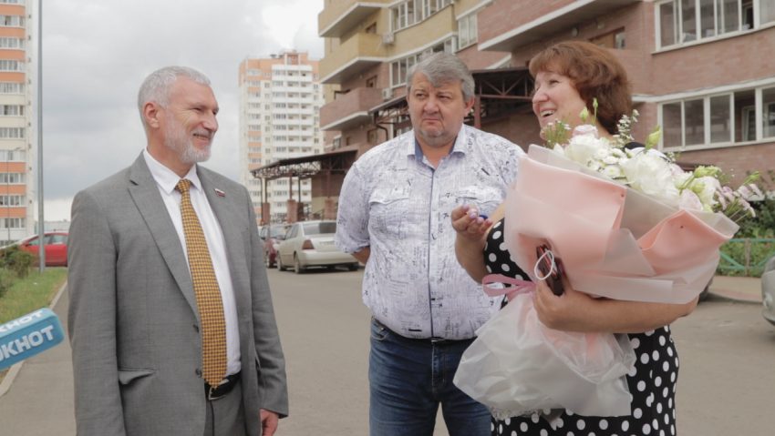 В ходе рабочего визита в Ростов депутат Алексей Журавлев посетил семью, которой помог получить новую квартиру
