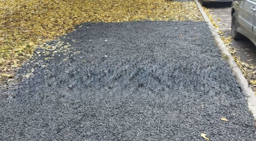 Шахтинец засыпал клумбу щебнем, чтобы сделать себе парковку