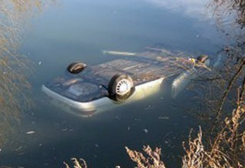 Автомобиль-утопленник обнаружен в водохранилище рядом с городом Шахты