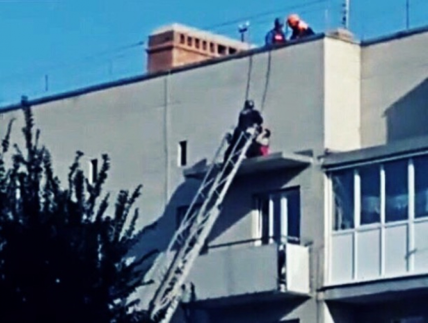 В Шахтах спасли мужчину, который спал на козырьке балкона 