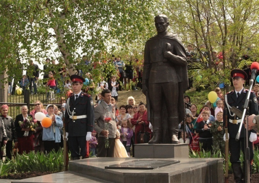 В Шахтах открыли еще один один памятник Солдату-освободителю