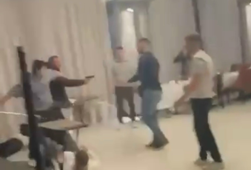 В сети распространяется видео с массовой дракой в ресторане в Шахтах