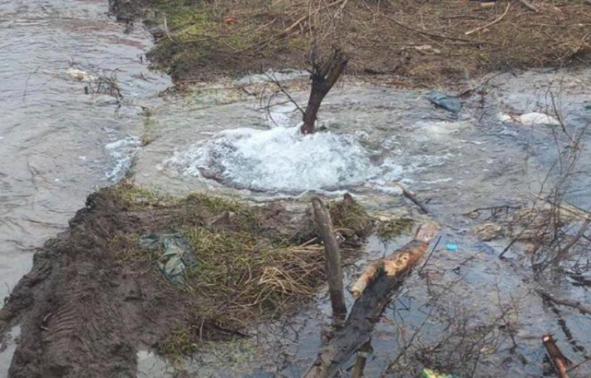 Коммунальный фонтан образовался в районе города будущего в Шахтах