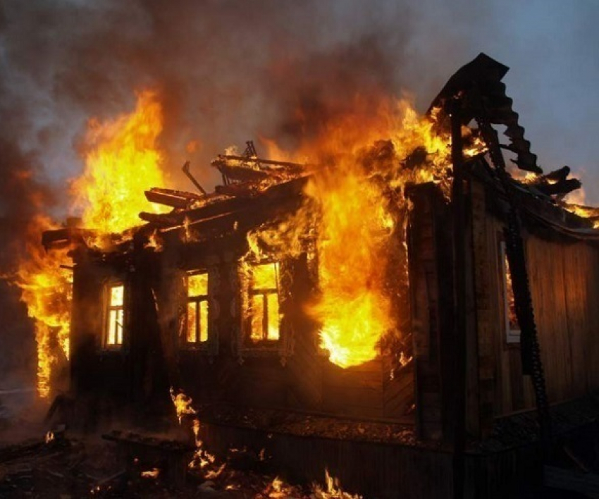 В Шахтах сгорел одноэтажный дом