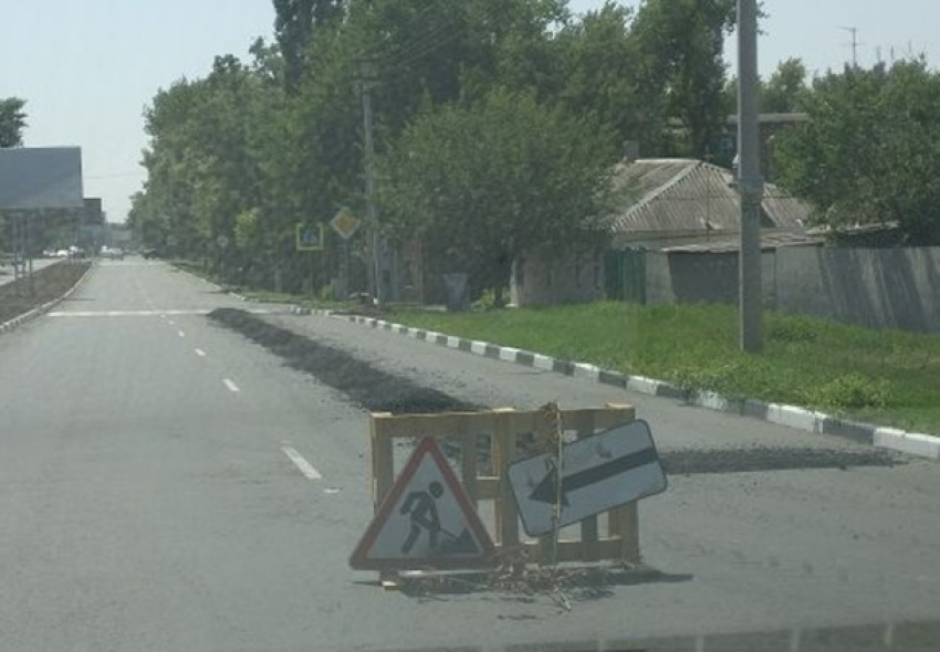 Новый асфальт вырезали кусками, а клумба сползла на дорогу на проспекте Чернокозова в Шахтах