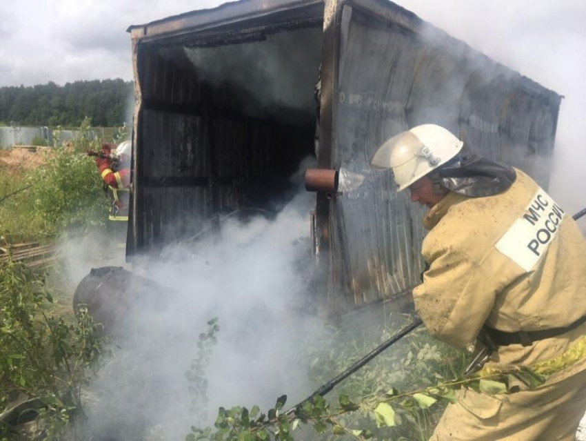 Огонь угрожал жилым домам: поздним вечером в Шахтах загорелась бесхозная постройка