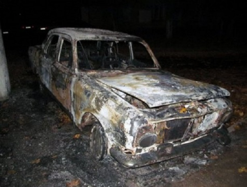 Автомобиль «Волга» сгорел под Шахтами