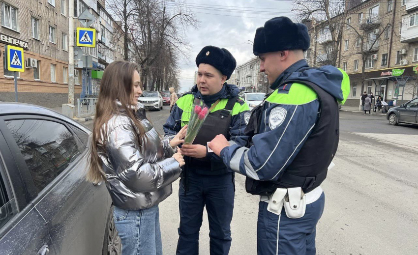 В центре Шахт сегодня вручали цветы женщинам-водителям 