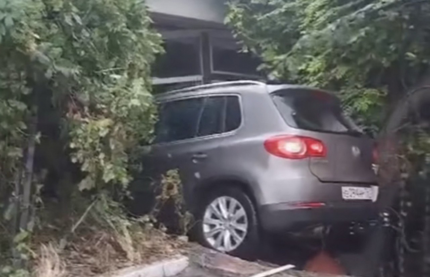 Эпичное ДТП случилось на Пролетарском кругу в Шахтах