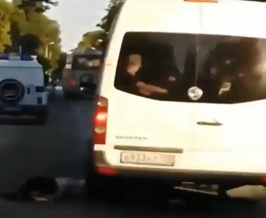 Девушка попала под колеса микроавтобуса в соседнем с Шахтами Каменске