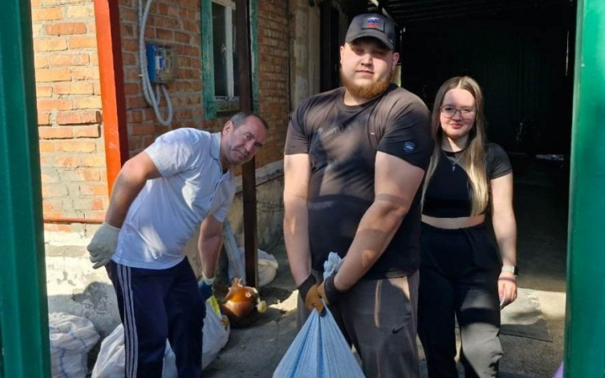 Супруге участника СВО помогли в Шахтах убрать мусор с земельного участка