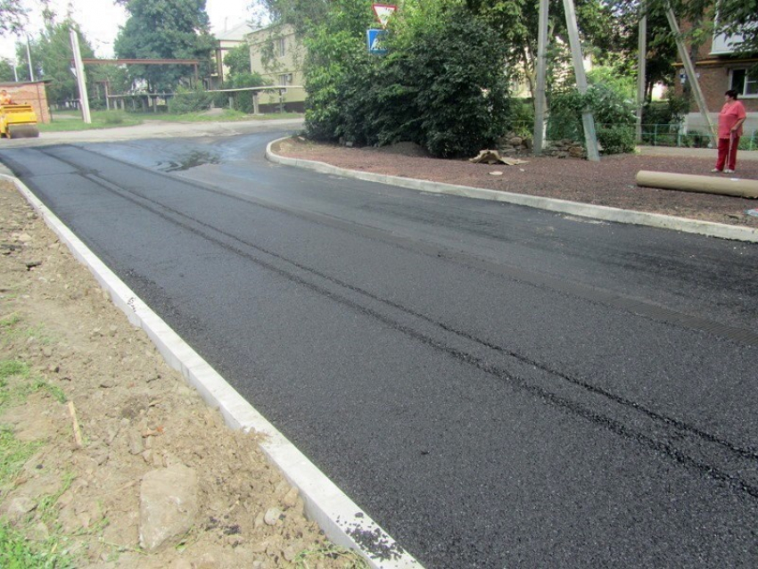 На Артеме завершается ремонт дороги по улице Искра
