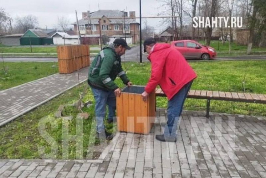 Шахтинец отремонтировал 15 мусорных урн за свой счёт на Майском