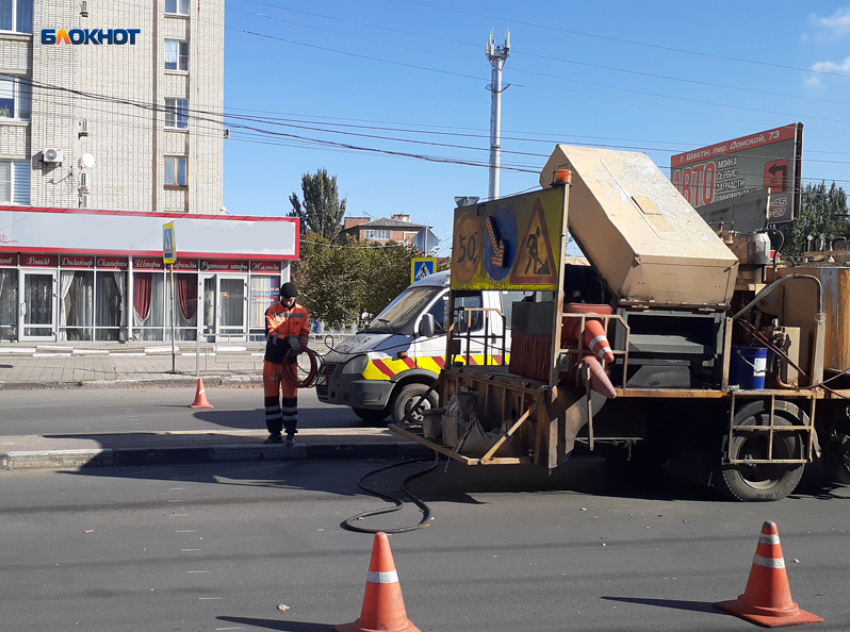 Сделают или нет: в ходе опроса по поводу ремонта дороги высказались прохожие по Советской шахтинцы 