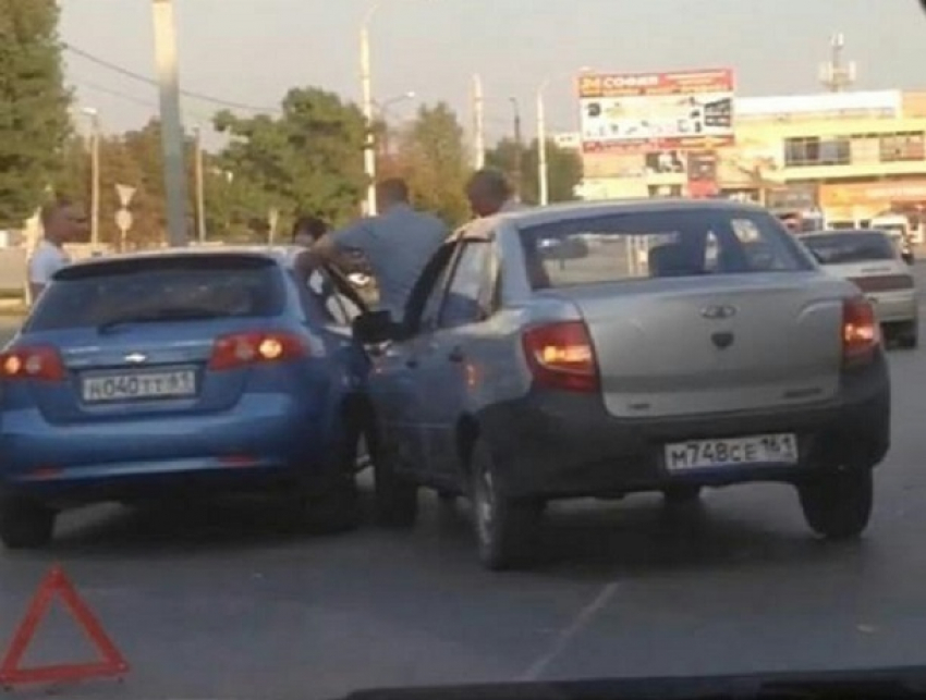 Две легковые машины столкнулись на ХБК в Шахтах