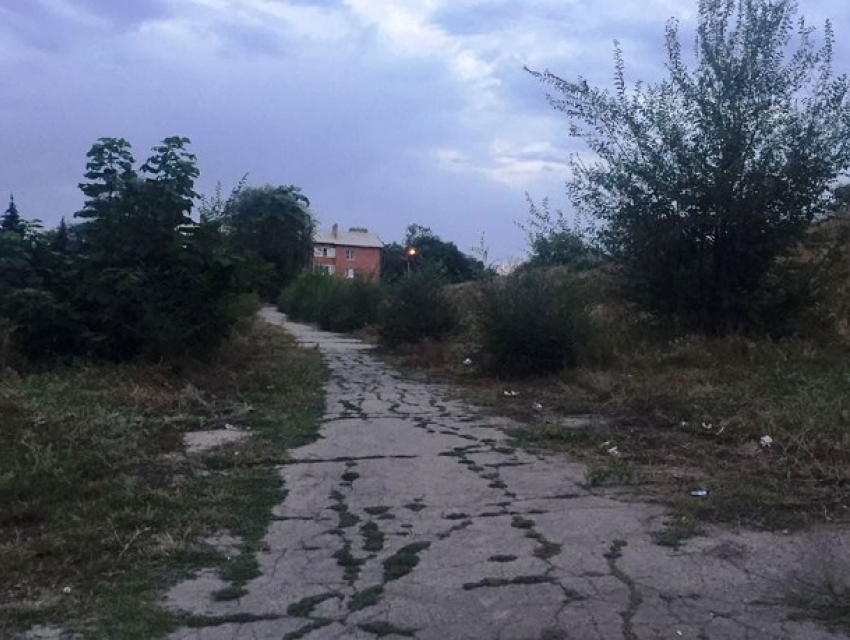 На отсутствие уличного освещения по дороге в школу жалуются жители поселка Поповка в Шахтах