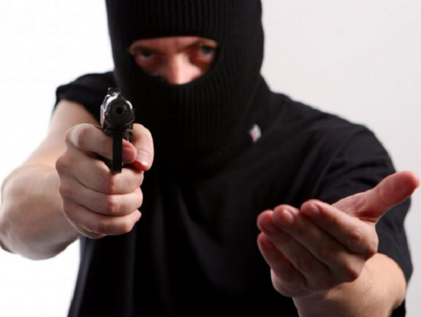 Два нападения с сигнальным пистолетом совершил безработный грабитель-«неудачник»  в Шахтах 