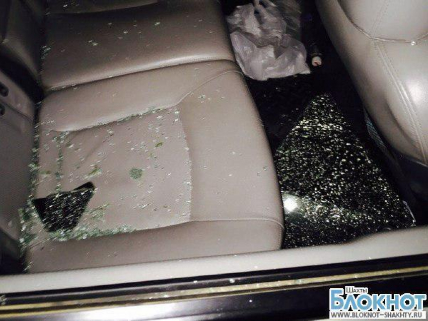 В Шахтах в районе улицы Юный Спартак разбили окно в автомобиле