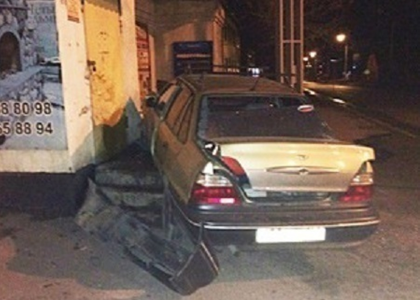 В Шахтах «Дэу-Нексия» разбилась об стену