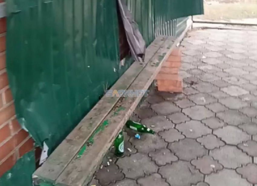 Убитый павильон, стаи собак, отсутствие расписание — все это про конечную остановку №14 в Шахтах