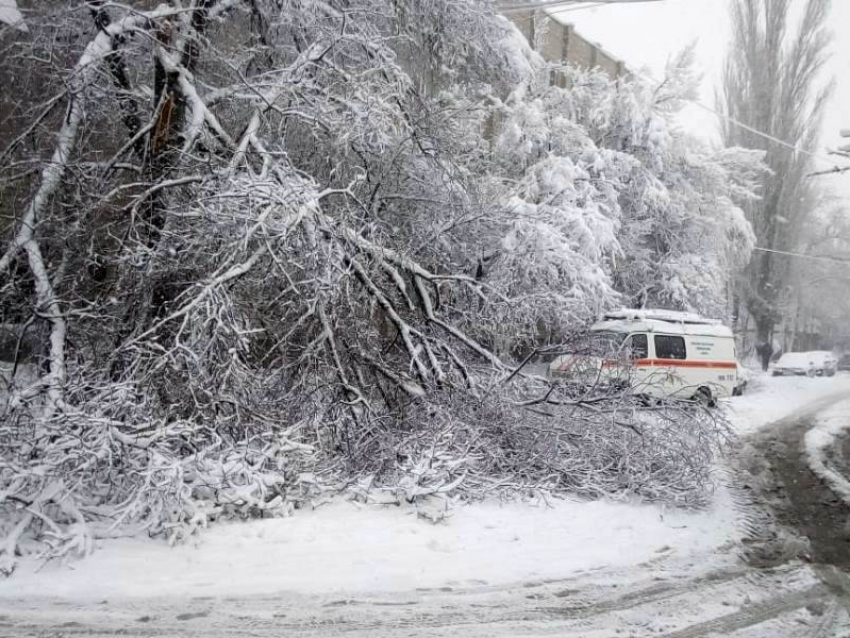 Шахтинские спасатели освободили из «снежного плена» двух мужчин с обморожением