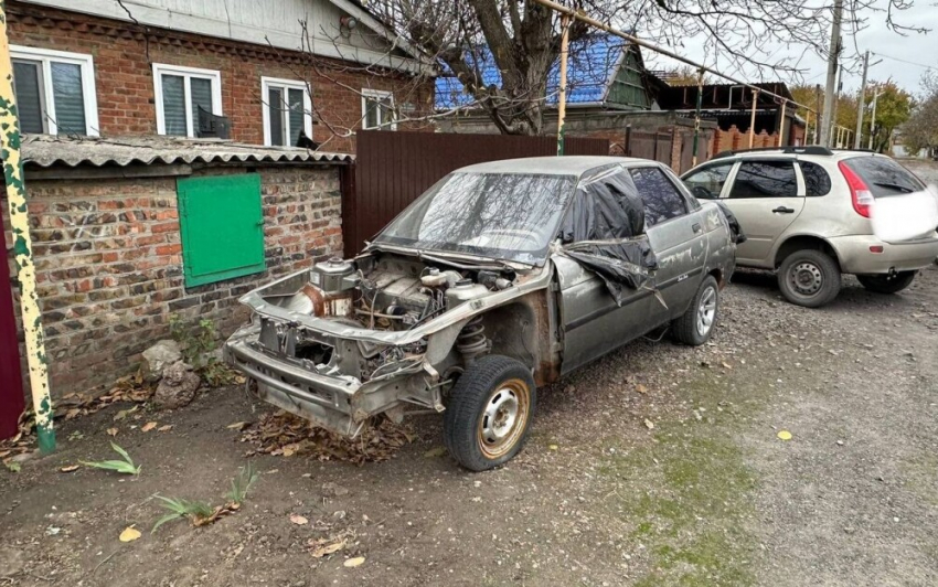 Брошенные старые машины заполонили улицы Шахт