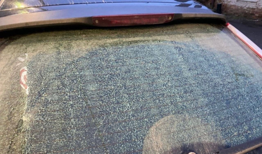 Мусоровоз разбил стекло припаркованного автомобиля в Шахтах 