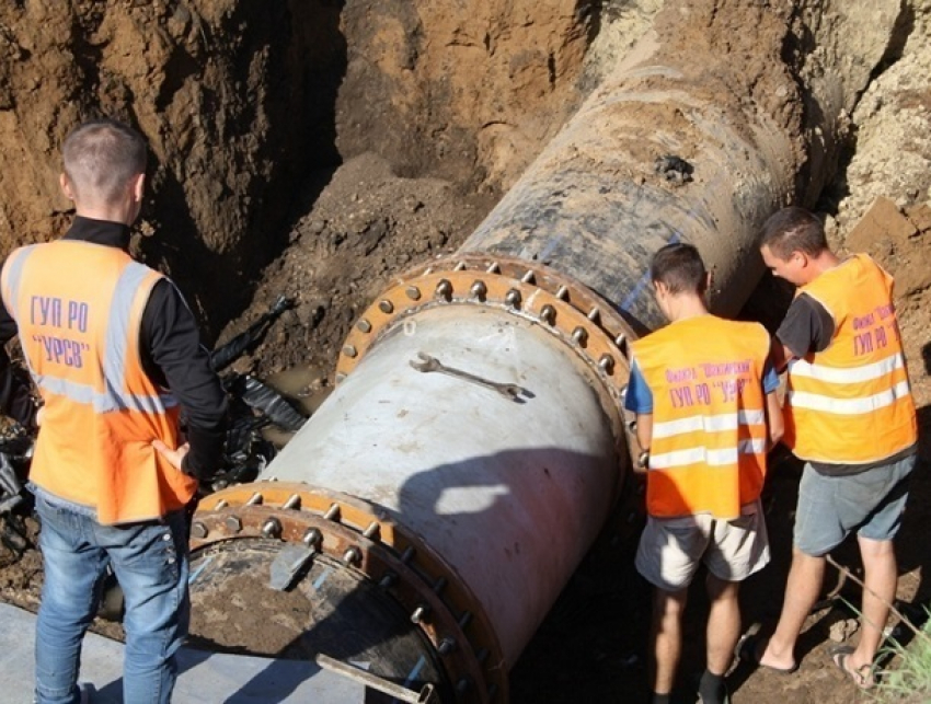 Авария на метровом водоводе оставила без воды 16 тысяч шахтинцев