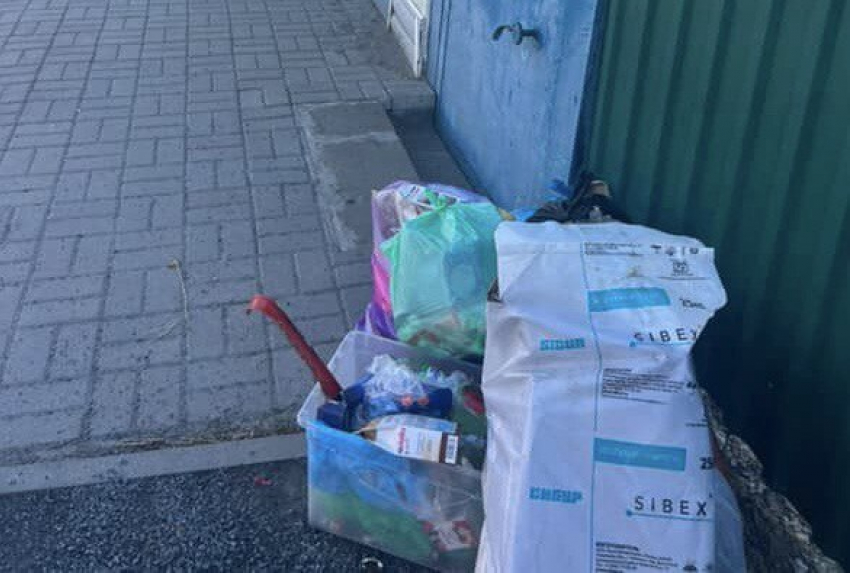 Три недели не вывозят мусор на Нежданной в Шахтах