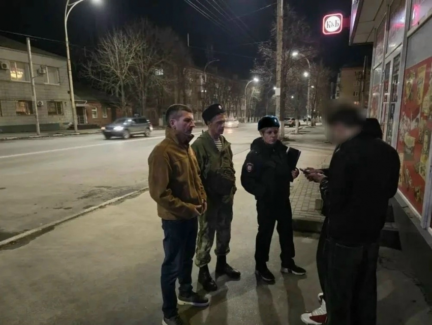 Несовершеннолетних подростков поймали в ходе ночного рейда в Шахтах