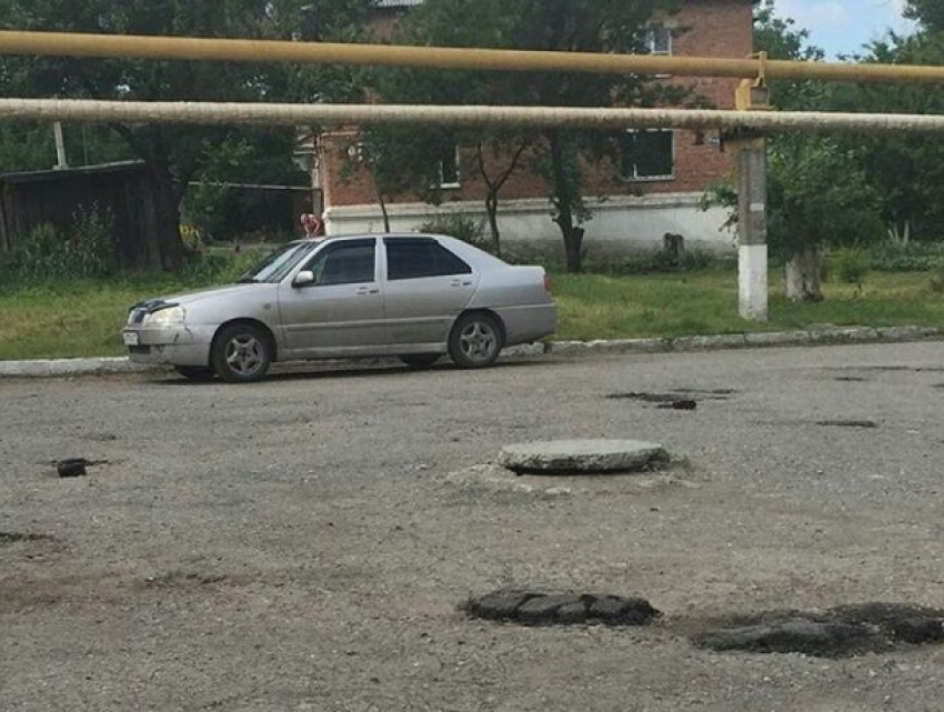 В Шахтах ямы на дороге прикрыли кусками асфальта