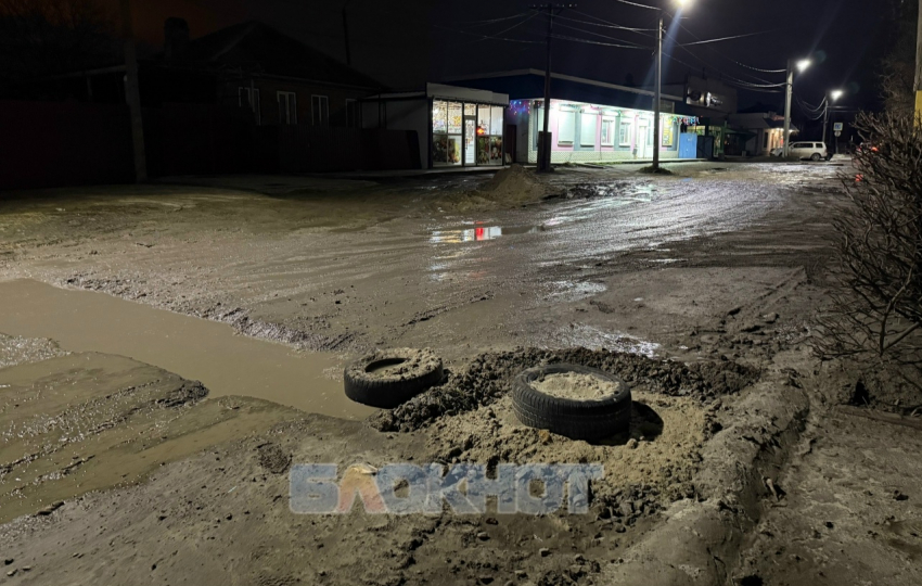 Доступ к домам на улице Дачной в Шахтах ограничен из-за глубоких выбоин на дороге