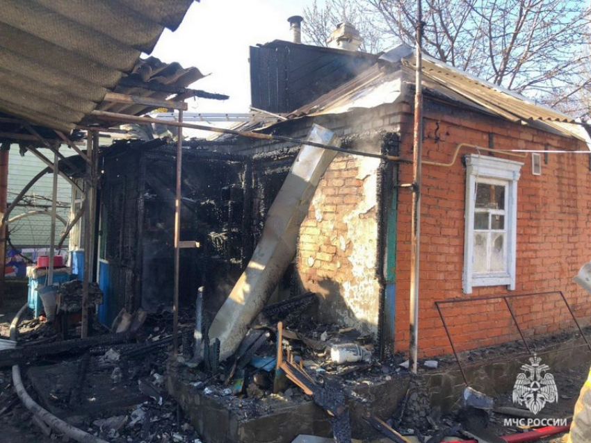Житель Шахт получил ожоги рук, пытаясь потушить пожар в собственном доме