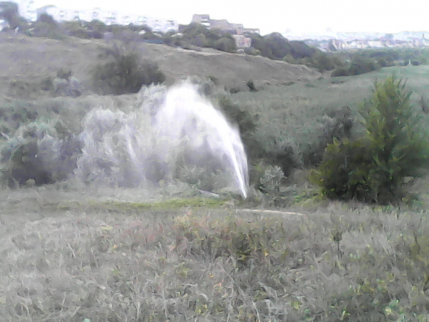 Огромный фонтан бьет из водопроводной трубы в пойме Грушевки в Шахтах
