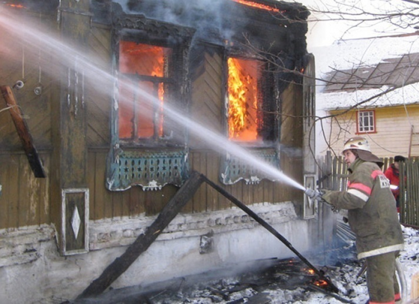 В Шахтах на улице Олимпийской сгорел дом