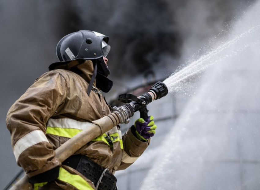 Пожарные в Шахтах спасают людей: ночью горел производственный склад