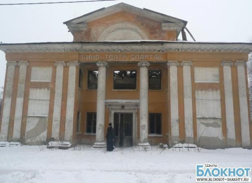 В Новошахтинске отец Георгий решил переделать заброшенный кинотеатр в храм