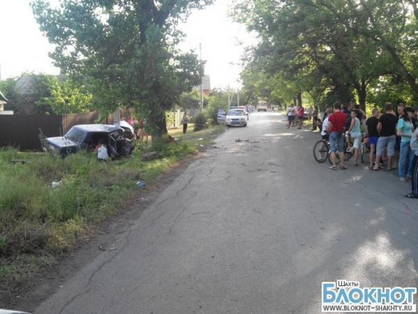 В Шахтах 20-летний водитель «ВАЗ-2107» врезался в столб и дерево: 1 погиб, 2 травмированы