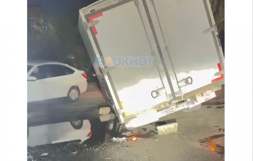 Машина застряла в яме и лишилась колеса на Северном переезде в Шахтах