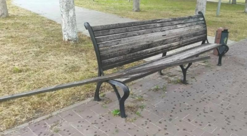 Александровский парк в Шахтах подвергся вандализму