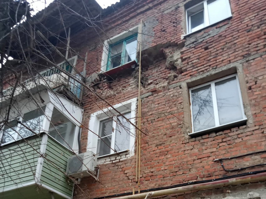 Обрушилась часть стены дома, готовящегося к расселению
