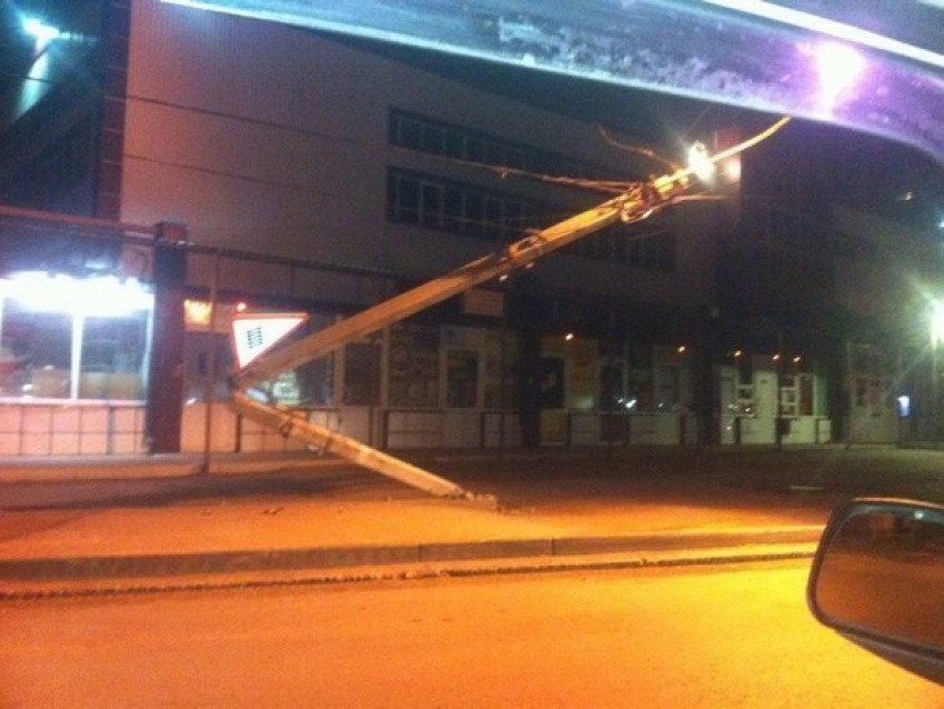 В Шахтах на улице Хабарова КАМАЗ сбил столб электропередач
