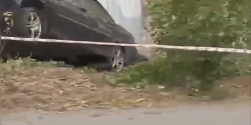 Автомобиль врезался в дерево на перекрёстке Карла Маркса и Ионова в Шахтах