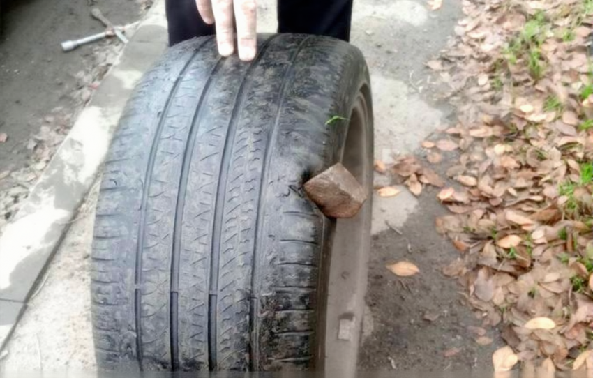 Водители в Шахтах пробивают колеса из-за щебня на улице Калинина